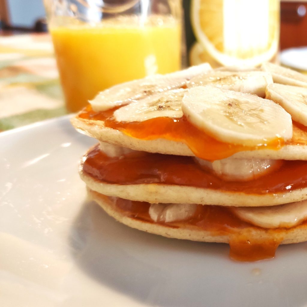 pancake frutta e succo d'arancia